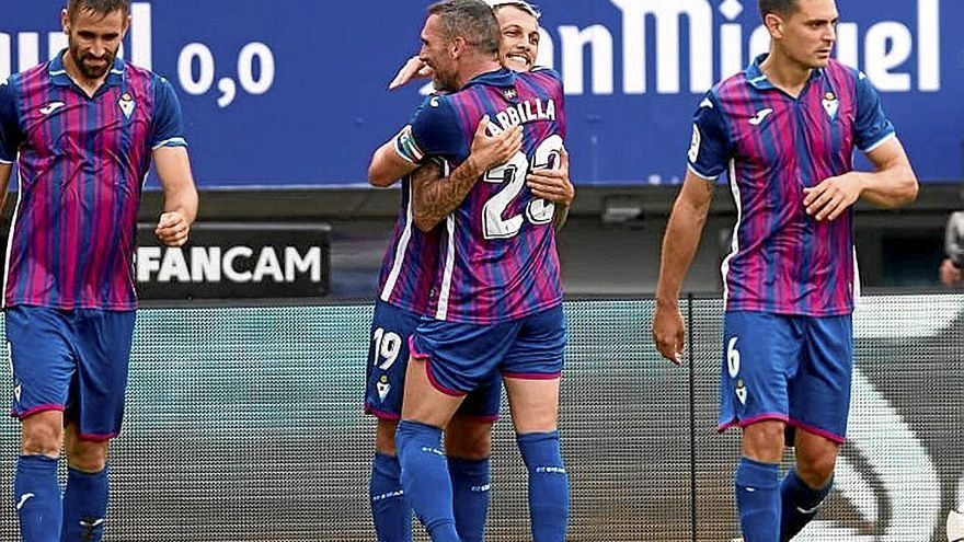 El Eibar celebra el gol de penalti de Stoichkov que le dio la victoria ayer. | FOTO: LALIGA