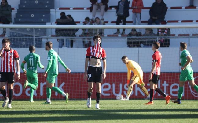 Rego se lamenta de un gol encajado ante el Cornellà.
