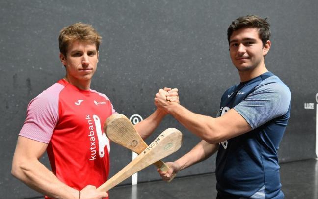 Dan Necol y Román Maldonado, rivales en los cuadros alegres de la final de la Liga Kutxabank, posan en el frontón Bizkaia de Bilbao. Dan Necol y Román Maldonado, rivales en los cuadros alegres de la final de la Liga Kutxabank, posan en el frontón Bizkaia de Bilbao.