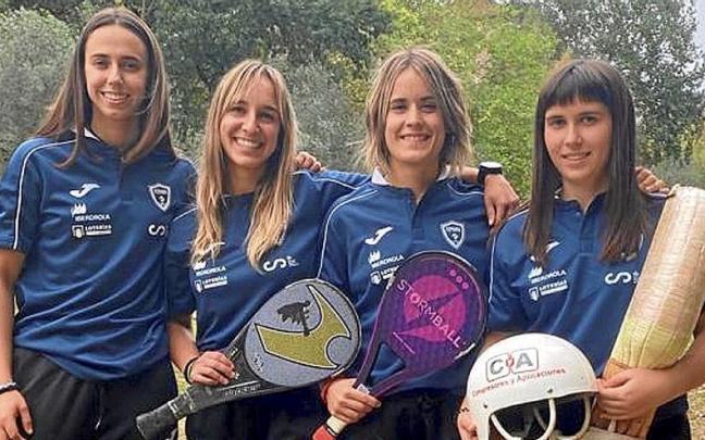 Leire Garai, Nagore Martín, Ane Ibáñez y Maite Ortiz de Mendibil acuden a Biarritz. | FOTO: DNA Leire Garai, Nagore Martín, Ane Ibáñez y Maite Ortiz de Mendibil acuden a Biarritz. | FOTO: DNA