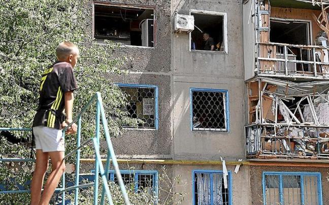 Un niño observa los destrozos causados por los ataques rusos en Kostyantynivka, en Donetsk.