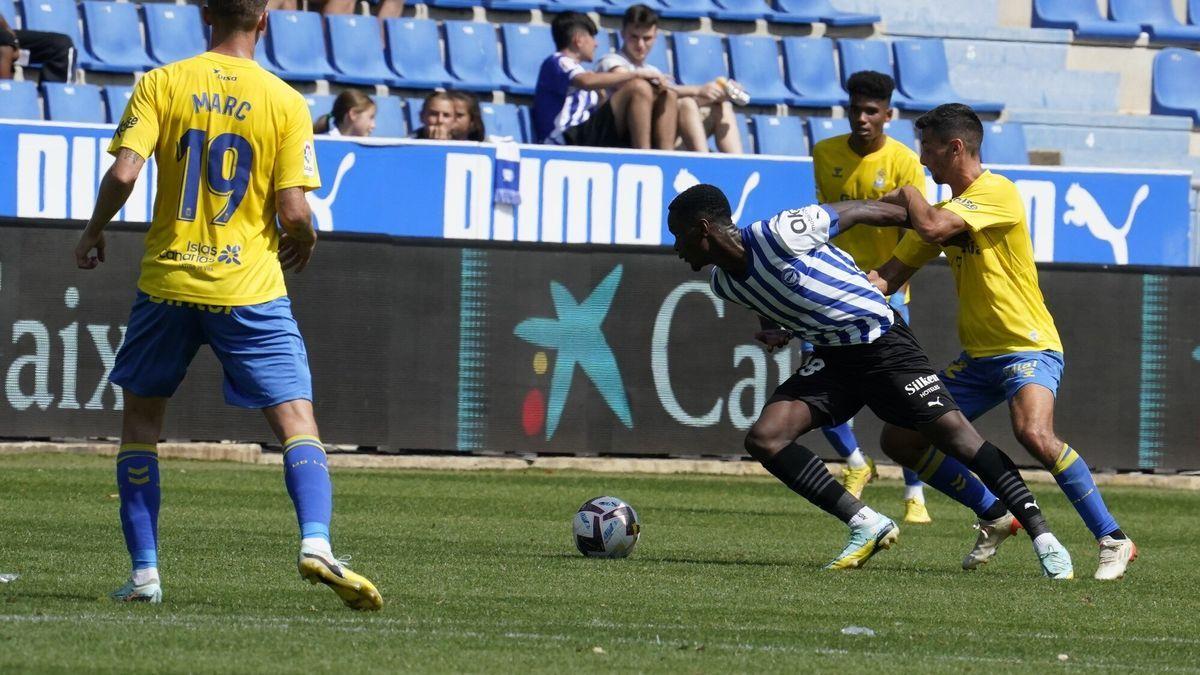 Balboa se zafa de un rival de Las Palmas