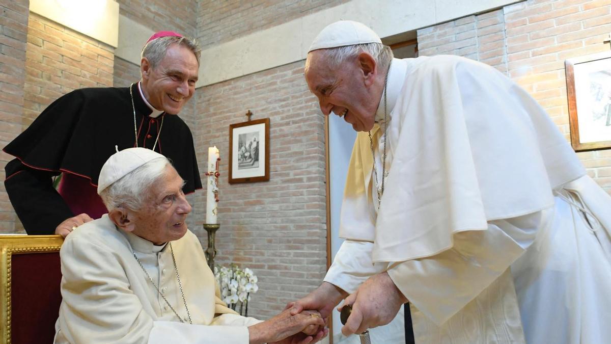 Una de las últimas visitas de Francisco a Benedicto XVI.