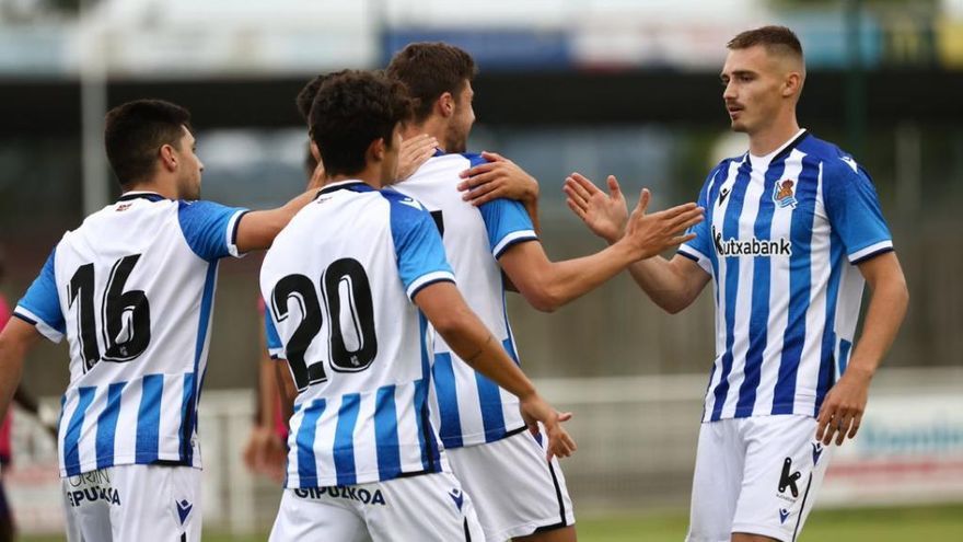 Pokorny (derecha) festeja con sus compañeros del Sanse uno de los goles marcados al Toulouse, este martes en Tarbes.