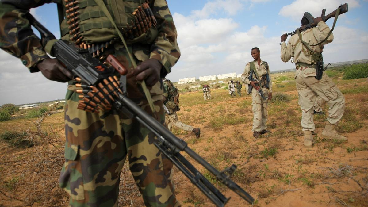 Soldados ugandeses y somal&iacute;es en un operativo contra fuerzas de Al Shabaab.