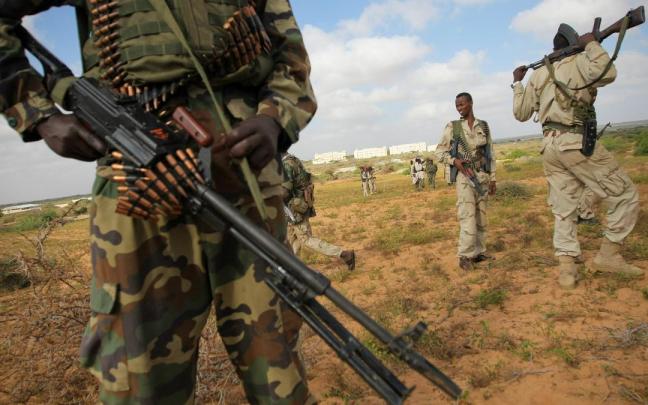 Soldados ugandeses y somal&iacute;es en un operativo contra fuerzas de Al Shabaab.