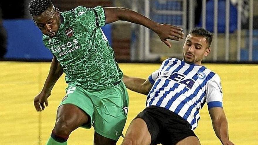 Sedlar lucha por el balón con Bouldini.