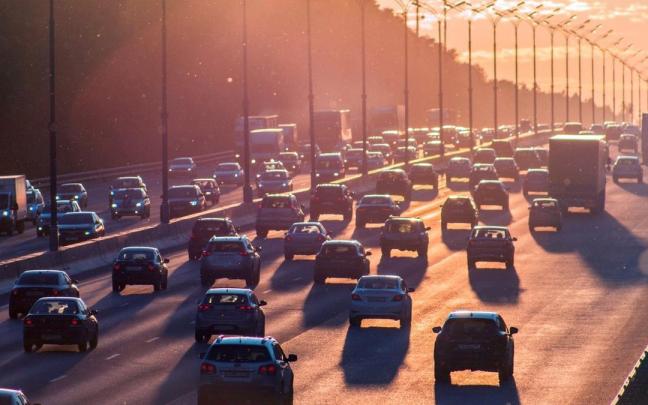 La crisis de componentes ha impedido atender la demanda de automóviles, que ahora acusa la situación económica desfavorable. La crisis de componentes ha impedido atender la demanda de automóviles, que ahora acusa la situación económica desfavorable.