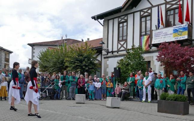 En la celebración del 25 aniversario de la constitución del primer ayuntamiento de Lekunberri no faltó un aurresku de honor.