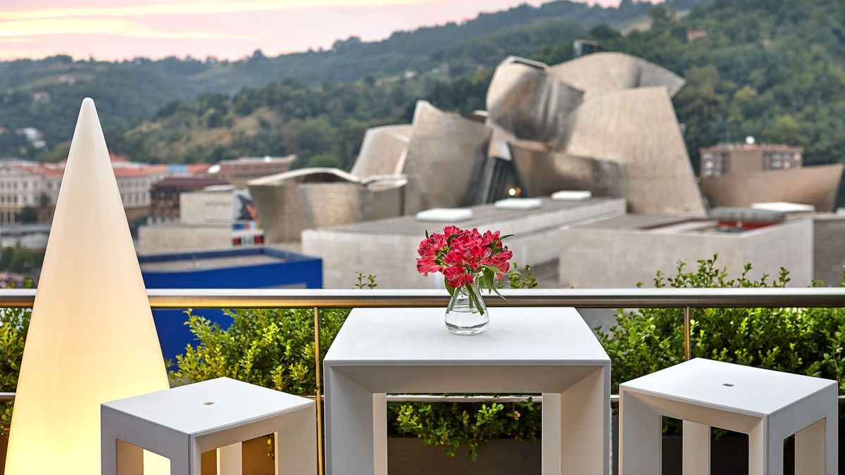 Detalle de la terraza del hotel Domine de Bilbao con vistas al Guggenheim.