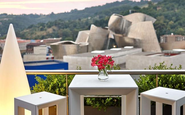 Detalle de la terraza del hotel Domine de Bilbao con vistas al Guggenheim.