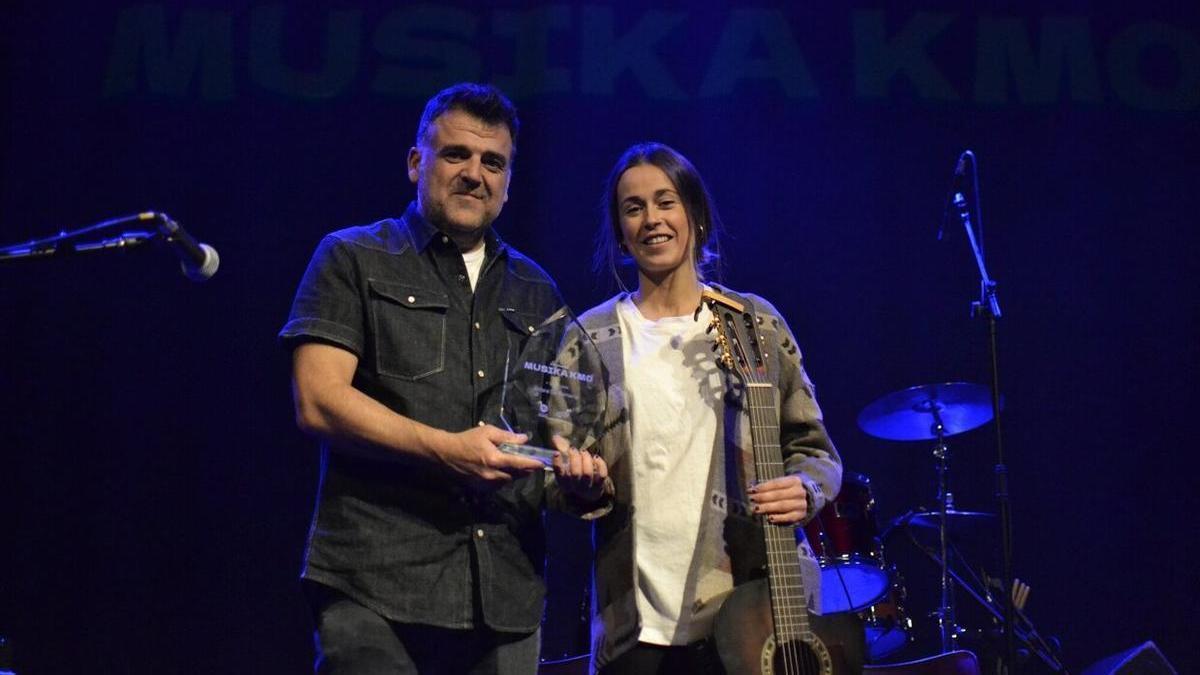 Ramón J. Neria de 18/70 entrega el premio a la primera clasificada, Amaia Santamaría.