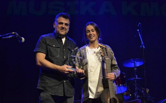 Ramón J. Neria de 18/70 entrega el premio a la primera clasificada, Amaia Santamaría.