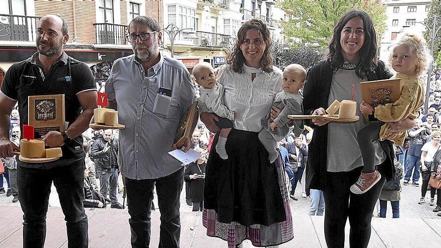 Los ganadores y ganadoras del tradicional concurso no quisieron dejar pasar la ocasión de que el relevo generacional saliera también en la foto. | FOTO: JOSÉ M. MARTÍNEZ