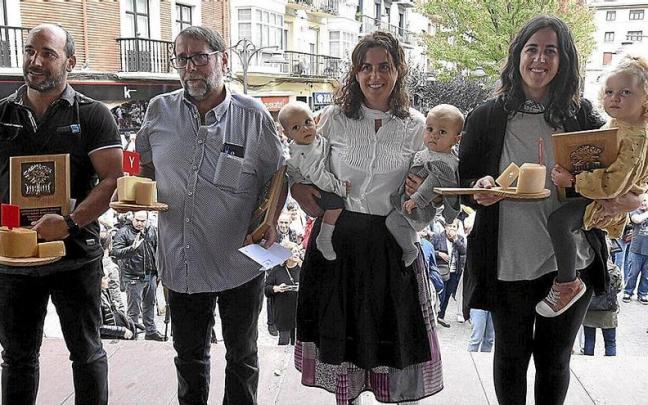 Los ganadores y ganadoras del tradicional concurso no quisieron dejar pasar la ocasión de que el relevo generacional saliera también en la foto. | FOTO: JOSÉ M. MARTÍNEZ Los ganadores y ganadoras del tradicional concurso no quisieron dejar pasar la ocasión de que el relevo generacional saliera también en la foto. | FOTO: JOSÉ M. MARTÍNEZ
