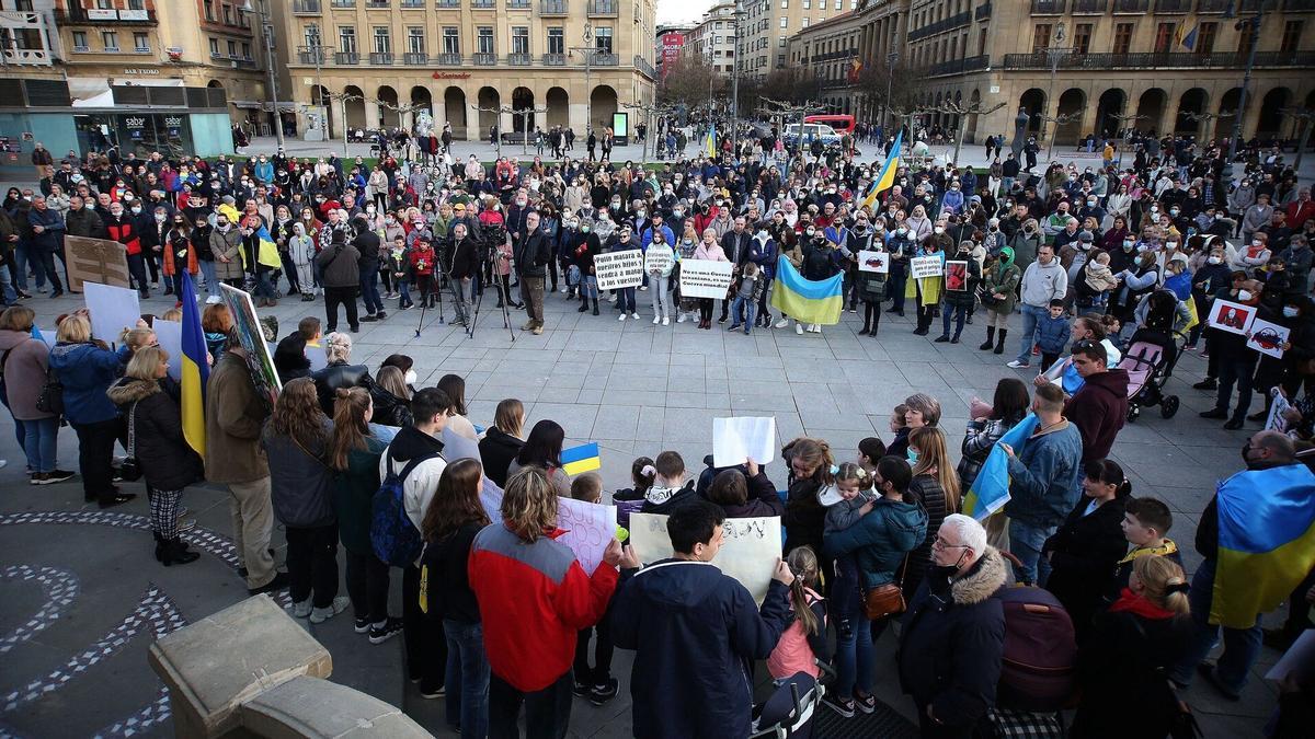 Concentración convocada por la Asociación de Ucranianos de Navarra Berehynia contra la invasión de Rusia en Ucrania.