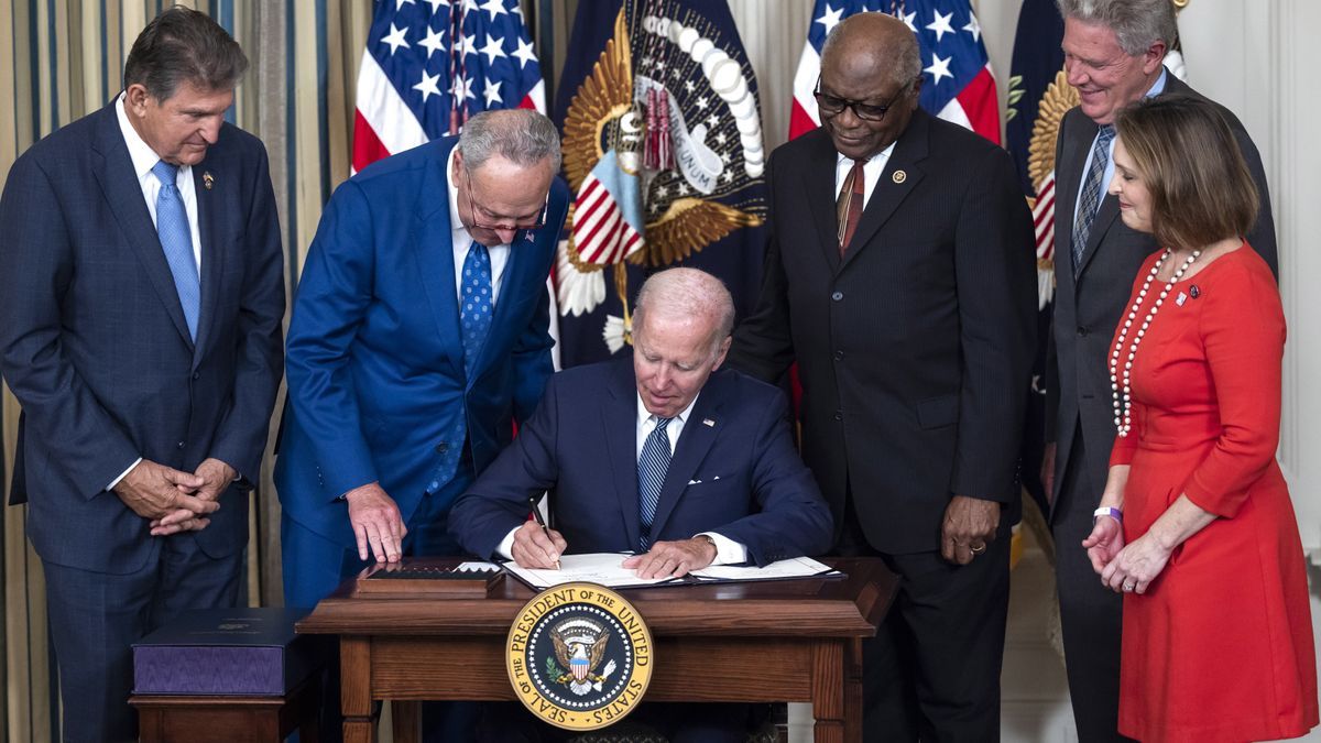 El presidente estadounidense, Joe Biden, firma la Ley para la Reducción de la Inflación