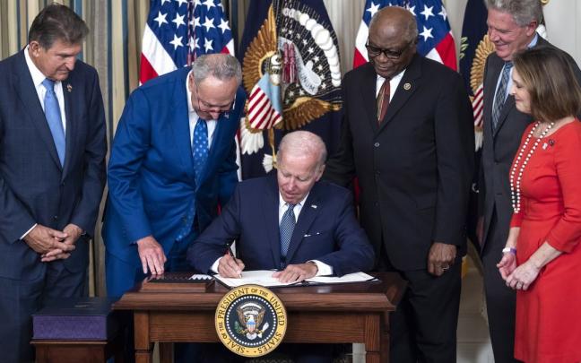El presidente estadounidense, Joe Biden, firma la Ley para la Reducci&oacute;n de la Inflaci&oacute;n