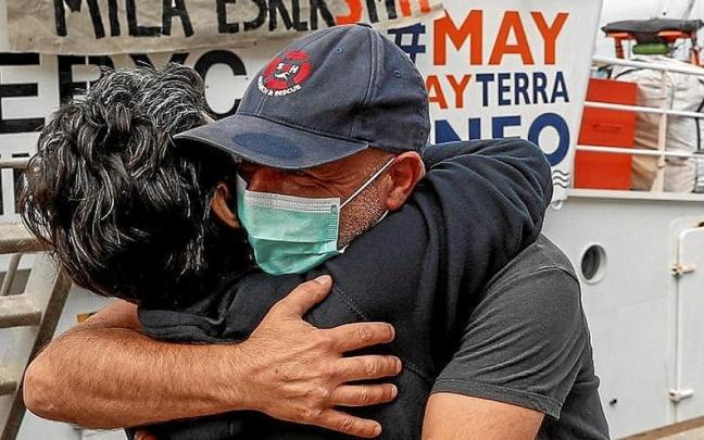 Abrazos entre la tripulación del ‘Aita Mari’ y sus familiares. Abrazos entre la tripulación del ‘Aita Mari’ y sus familiares.