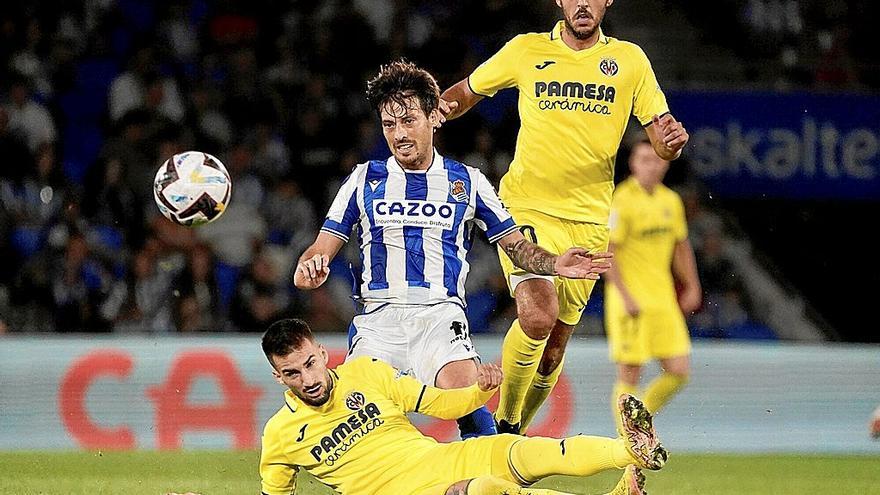 David Silva intenta escaparse de Parejo y de Baena en el partido del domingo pasado.