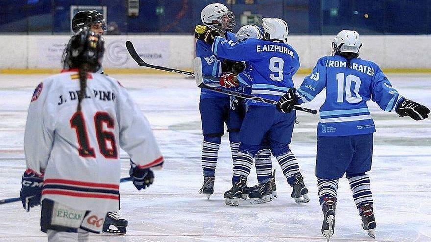 El equipo femenino del Txuri Urdin festeja un gol en un partido de la pasada campaña. Foto: Gorka Estrada