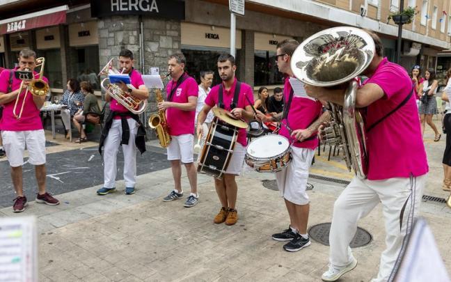 Giro bikaina izan dute pandemia osteko lehenengo Santixauak.