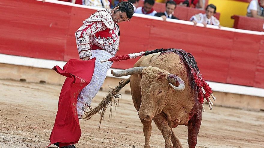 Morante ajusta el pase por el pitón derecho durante la lidia de su primero. Foto: Javier Bergasa