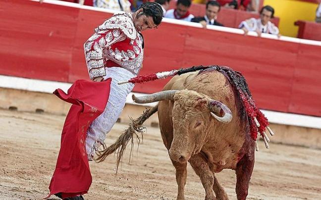 Morante ajusta el pase por el pitón derecho durante la lidia de su primero. Foto: Javier Bergasa