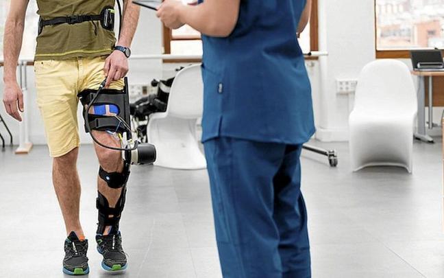 Tecnalia ha desarrollado un exoesqueleto robótico híbrido para la rehabilitación de la rodilla. Tecnalia ha desarrollado un exoesqueleto robótico híbrido para la rehabilitación de la rodilla.