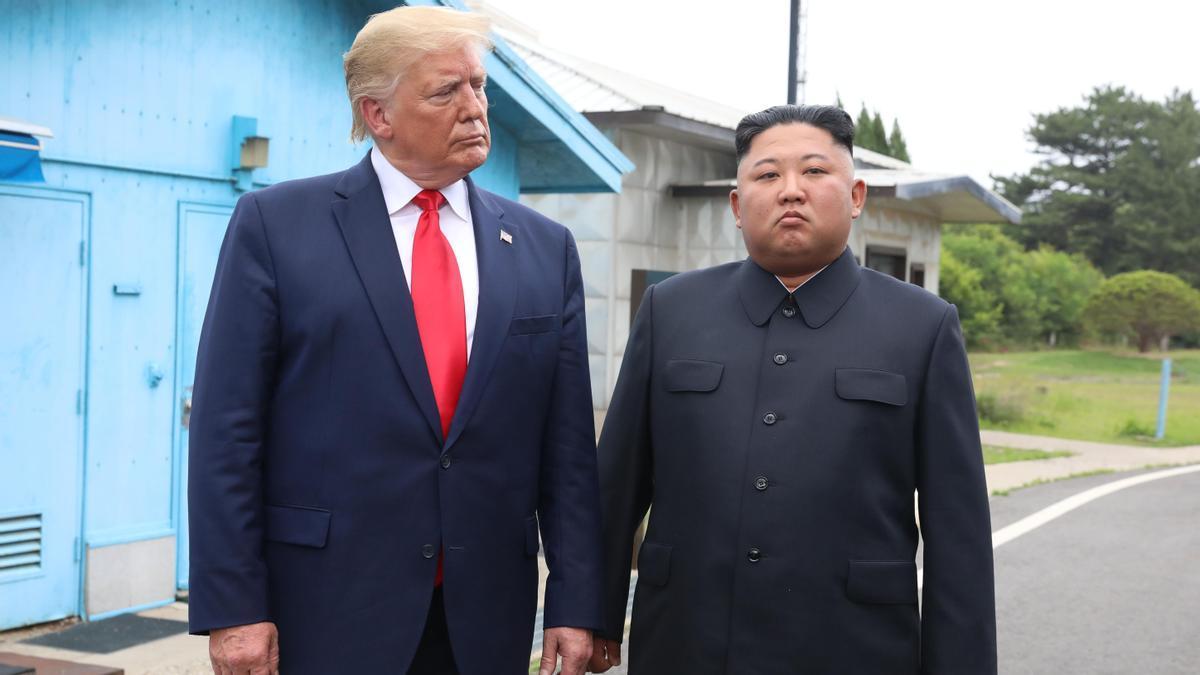 El expresidente estadounidense Donald Trump (izq.) al lado del líder norcoreano Kim Jong-un (der.).
