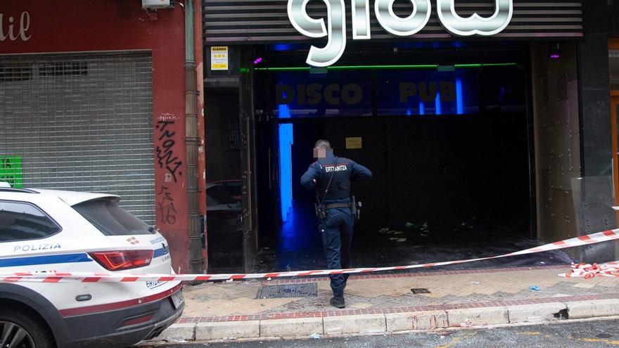 Entrada de acceso a la discoteca de la calle Florida vigilada por la Ertzaintza