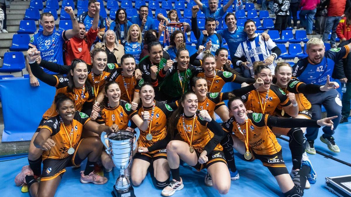 El Super Amara Bera Bera celebra su triunfo en la Supercopa.