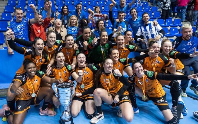 El Super Amara Bera Bera celebra su triunfo en la Supercopa. El Super Amara Bera Bera celebra su triunfo en la Supercopa.