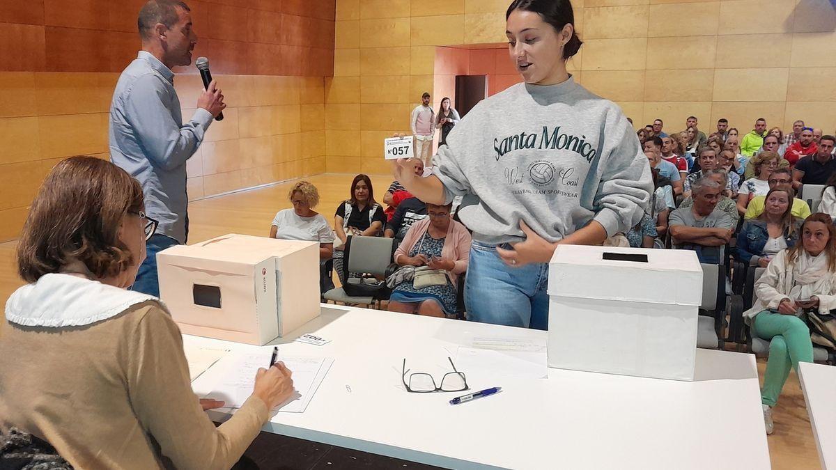 Imagen del sorteo celebrado ayer en el centro cultural Clara Campoamor.