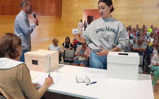 Imagen del sorteo celebrado ayer en el centro cultural Clara Campoamor. Imagen del sorteo celebrado ayer en el centro cultural Clara Campoamor.