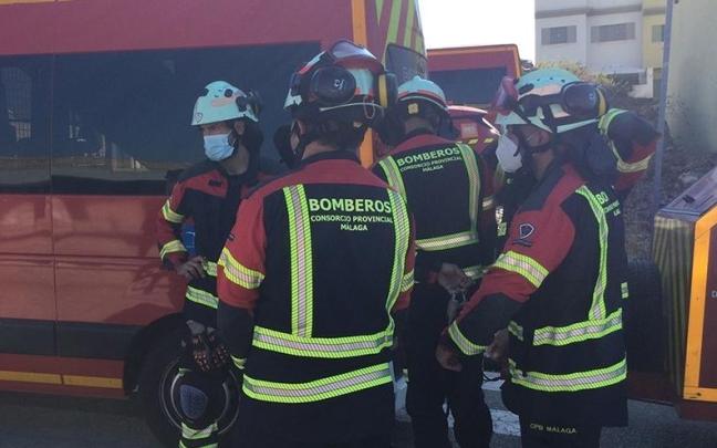 Imagen de un equipo de bomberos. Imagen de un equipo de bomberos.
