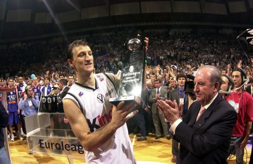 Alessandro Abbio recibe el título de campeón de la Euroliga