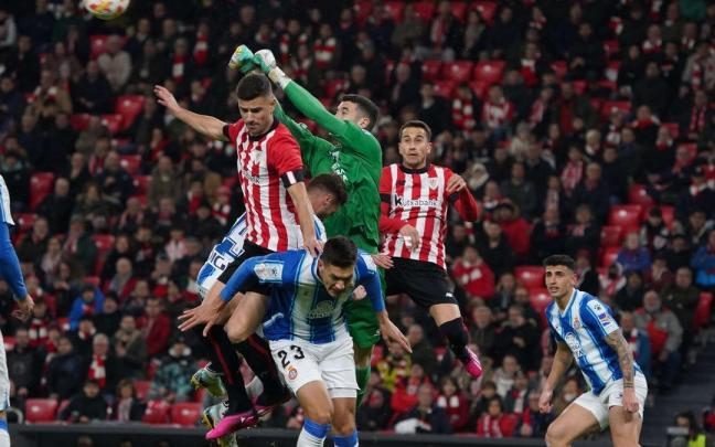 Guruzeta pugna un balón aéreo con Joan García, que despeja de puños. Guruzeta pugna un balón aéreo con Joan García, que despeja de puños.