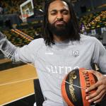 Adam Smith, con un micr&oacute;fono y un bal&oacute;n en el Bilbao Arena.