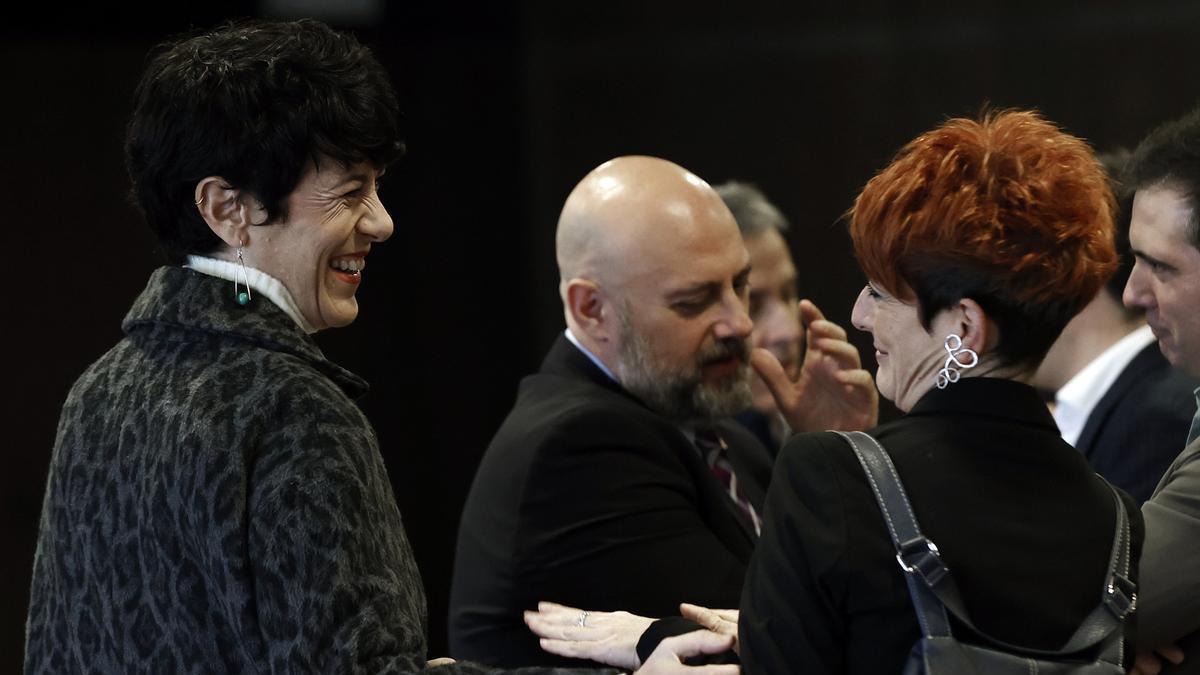 La consejera de Economía y Hacienda, Elma Saiz, es felicitada por la parlamentaria de EH Bildu Bakartxo Ruiz.