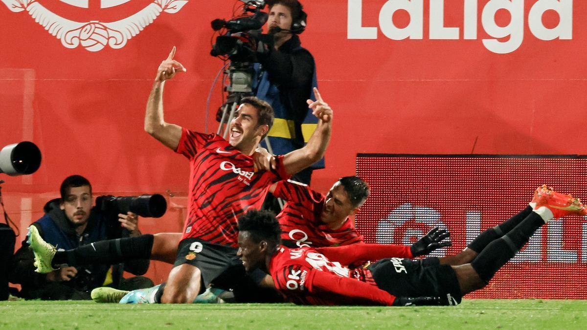 El delantero del Mallorca, Abdón Prats (i), celebra con sus compañeros el gol que ha dado la victoria al equipo balear.