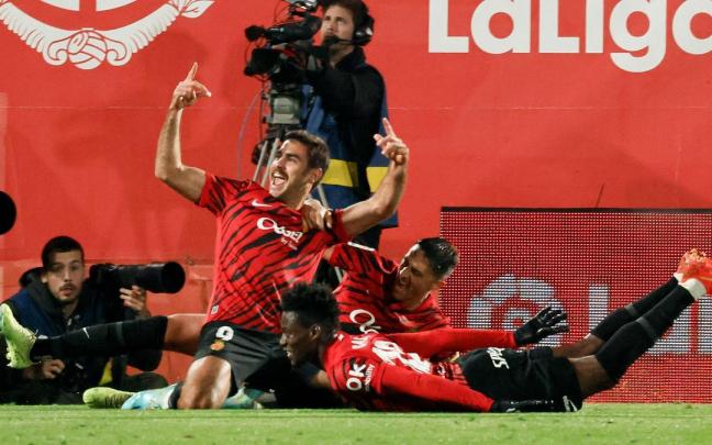 El delantero del Mallorca, Abdón Prats (i), celebra con sus compañeros el gol que ha dado la victoria al equipo balear.