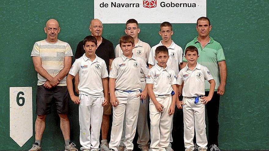 Equipo txiki de Doneztebe en la semifinal disputada en el Labrit. Detrás, de i. a d.: Kepa Leiza (técnico), Patxi Ordoki (delegado), Oinatz Madariaga, Zuhaitz Barbarin y Alfonso Barbarin (técnico). Delante, Iñaki Leiza, Enaitz