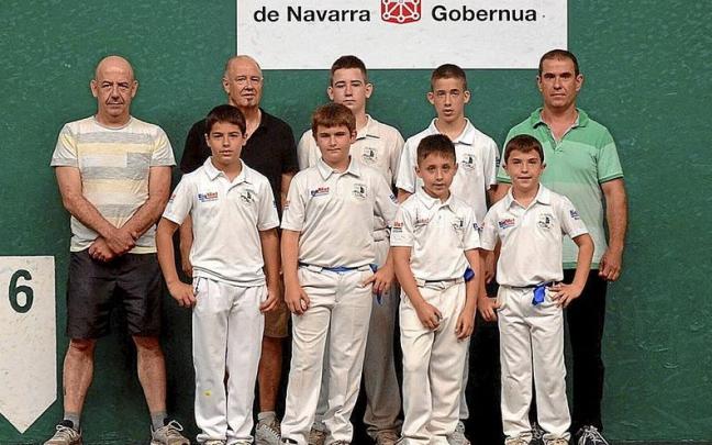 Equipo txiki de Doneztebe en la semifinal disputada en el Labrit. Detrás, de i. a d.: Kepa Leiza (técnico), Patxi Ordoki (delegado), Oinatz Madariaga, Zuhaitz Barbarin y Alfonso Barbarin (técnico). Delante, Iñaki Leiza, Enaitz