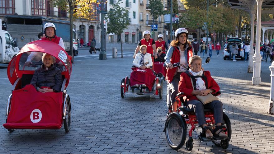 Bilbao propone paseos en bicicletas adaptadas para personas mayores con movilidad reducida