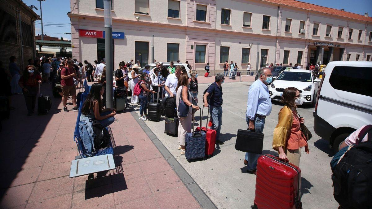 Llegada de turistas a Pamplona por San Fermín.