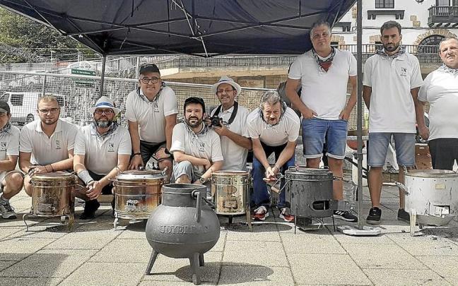 El grupo de cofrades que organiza la comida anual. | FOTOS: SUSANA MART&Iacute;N
