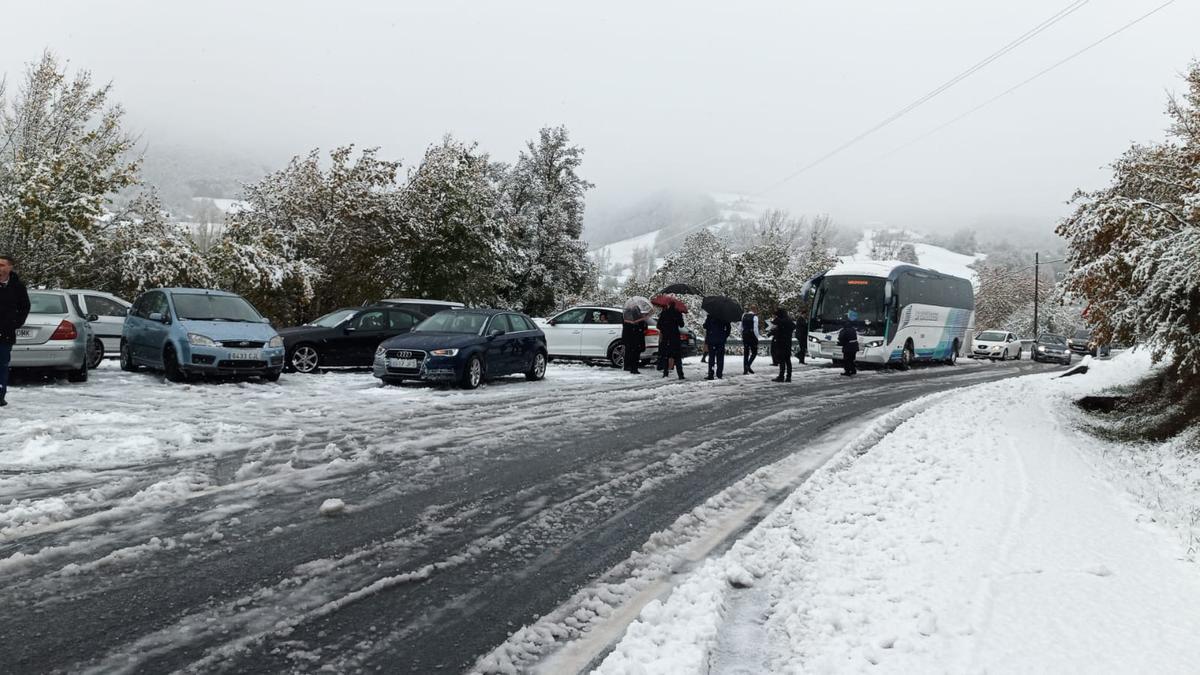 El autobús que traslada a los invitados a una boda, bloqueado en Mezkiritz por la nieve.