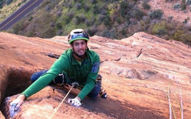 Josu Linaza es guía profesional de montaña y comenzó a escalar junto a su aita cuando apenas tenía 14 años.