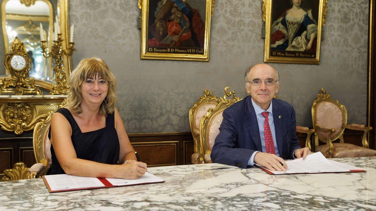 La consejera de Relaciones Ciudadanas, Ana Ollo, y el presidente de Euskaltzaindia, Andrés Urrutia, firman la renovación del convenio